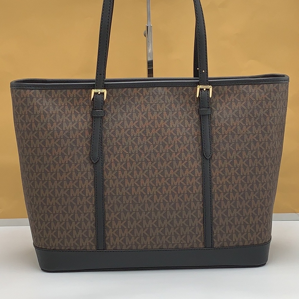 MICHAEL KORS OUTLET
Jet Set Travel Large Logo Tote Bag - Picture 13 of 14